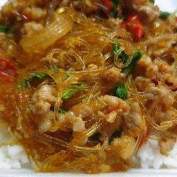กระเพราวุ้นเส้นหมูสับราดข้าว