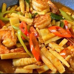 ข้าวผัดพริกแกงหน่อไม้ดอง ทะเล