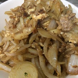 ข้าวหน้าหมูสับผัดหอมใหญ่ใส่ไข่