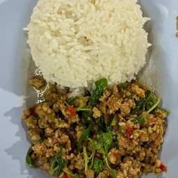 กะเพราหมูสับราดข้าว