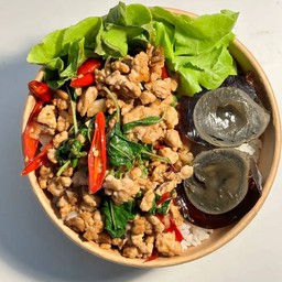 ข้าวกระเพราหมูไข่เยี่ยวม้า