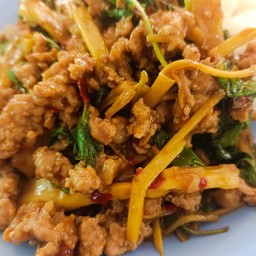 ข้าวกะเพราหมูสับหน่อไม้สด