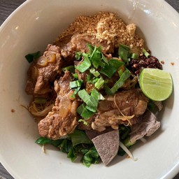 ก๋วยเตี๋ยวแห้งน้ำตกหมูตุ๋น