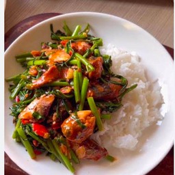 ข้าวผัดผักบุ้งปลากระป๋อง