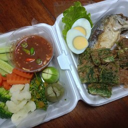 ชุดน้ำพริกกะปิ ผักทอด ปลาทูทอด (กับข้าว)