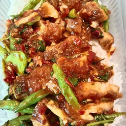 หมูกรอบผัดพริกแกง