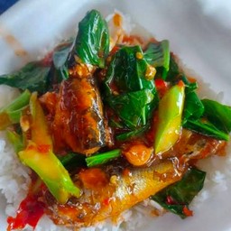 ข้าวผัดคะน้าปลากระป๋อง