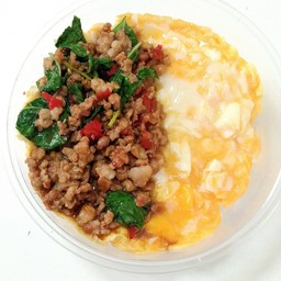 ข้าวไข่ขยี้กะเพราหมูสับ