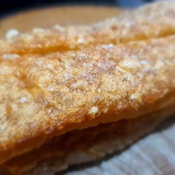 หมูกรอบ 1 ขีด น้ำจิ้มซีฟู๊ด+ซีอิ๊วหวาน