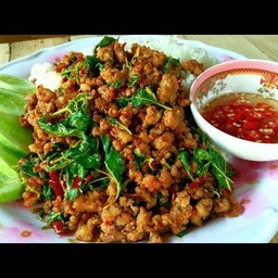 กะเพราหมูสับ ราดข้าว