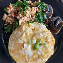 ไข่เยี่ยวม้ากระเพรากรอบราดข้าว