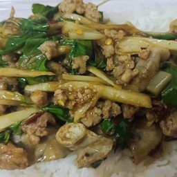 ข้าวกะเพราหมูสับไส้อ่อนหน่อไม้ดอง