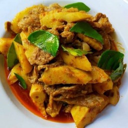 ข้าวผัดพริกแกงหน่อไม้ดอง เนื้อ