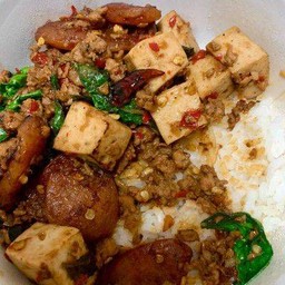 ข้าวหน้ากระเพรากุนเชียงหมูสับ,หมูยอ
