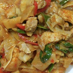 ข้าวผัดพริกแกงหมูสามชั้นหน่อไม้ดอง