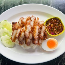 ข้่าวหน้าหมูสามชั้นทอด น้ำจิ้มแจ่ว