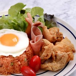 ข้าวผัดอเมริกัน ไก่ทอด แฮม ไส้กรอก ไข่ดาว ครบ!!