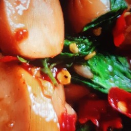 กะเพราไส้กรอกราดข้าว