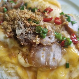 ข้าว ไข่ข้นหมูกรอบคั่วพริกเกลือ