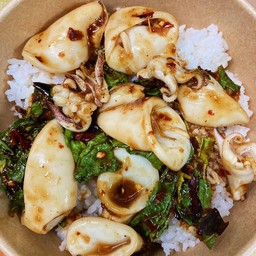 ข้าวกะเพราหมึกคำโตเน้นๆ