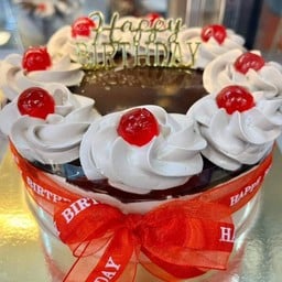 เค้กช็อคนมสดแต่งเยลลี่ผูกโบว์