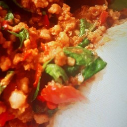 กะเพราไข่เยี่ยวม้าราดข้าว