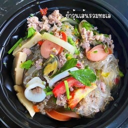 ยำวุ้นเส้นรวมทะเลหมูสับหมูยอ