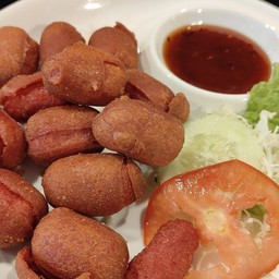 ใส้กรอกแดงหน้าโรงเรียนกรอบกรอบ/ย่าง