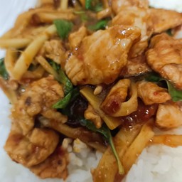 ข้าวกะเพราหมูสามชั้นหน่อไม้ดอง