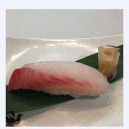 ข้าวปั้นหน้าปลาอิซุมิได 2 ชิ้น