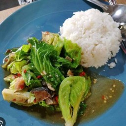 ข้าวราดเเขนงปลาเค็ม