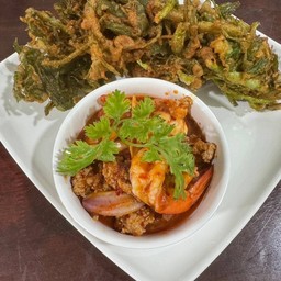 ยำผักบุ้งทอดกรอบ