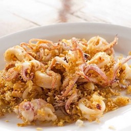 ปลาหมึกทอดกระเทียม