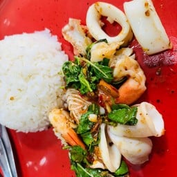 ข้าวกระเพราปลาหมึก