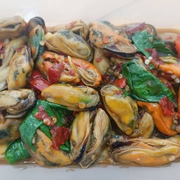 หอยแมลงภู่ผัดพริกใบโหระพา กับข้าว