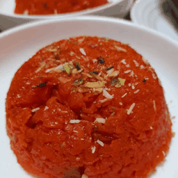 Gajar Halwa (Carrot cooked with, ghee and dry fruit) ขนมแครอท