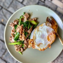 ผัดคะน้าใส่หมูสันใน ราดข้าว