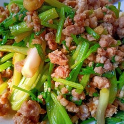 ข้าวหน้าหมูสับผัดใบขึ้นฉ่าย