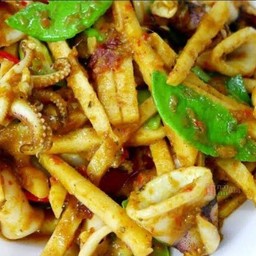 ข้าวผัดพริกแกงหน่อไม้ดอง ปลาหมึก