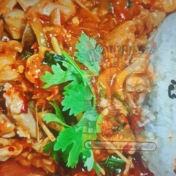 ผัดต้มยำราดข้าว