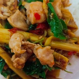 ข้าวกระเพราไก่หน่อไม้สด