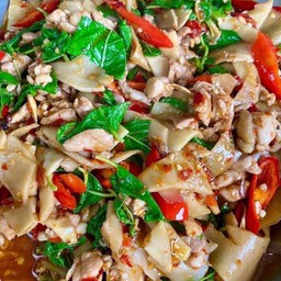 ข้าวกระเพราไก่หน่อไม้ดอง