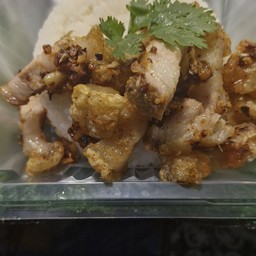 หมูกรอบทอดกระเทียม ราดข้าว