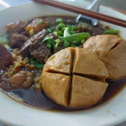 ปราณี ก๋วยเตี๋ยวเนื้อตุ๋น ฮาลาล เคหะร่มเกล้า