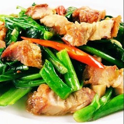 คะน้าหมูกรอบ เป็นกับ