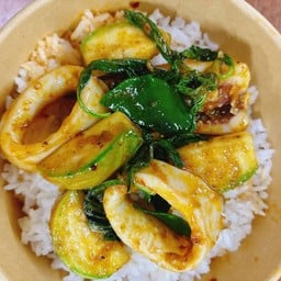 ข้าวผัดพริกแกงเขียวหวานปลาหมึก