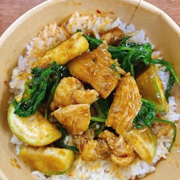 ข้าวผัดพริกแกงเขียวหวานไก่