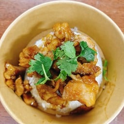 ข้าวหมูชิ้นกระเทียม