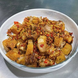 [อร่อยซ่ากับโค้ก] หมูกรอบคั่วพริกเกลือ +  โค้ก ออริจินัล (กระป๋อง)