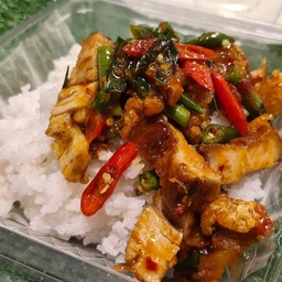 ผัดพริกเผาหมูกรอบ ราดข้าว หอมพริกเผา